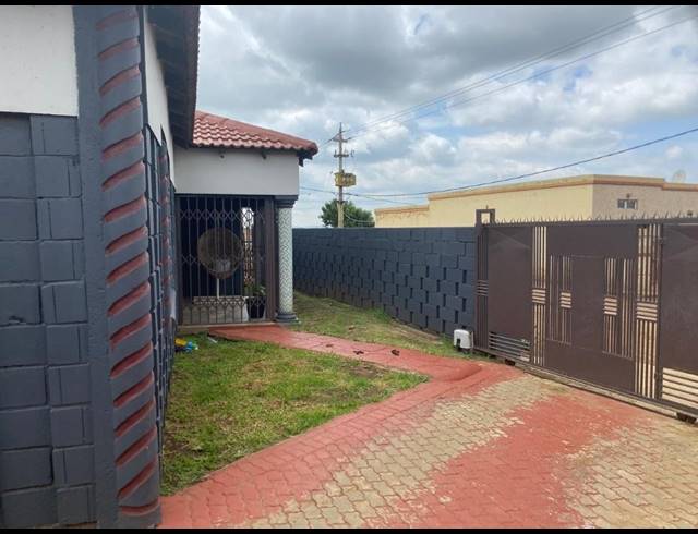 2 BEDROOM HOUSE FOR SALE IN TSAKANE